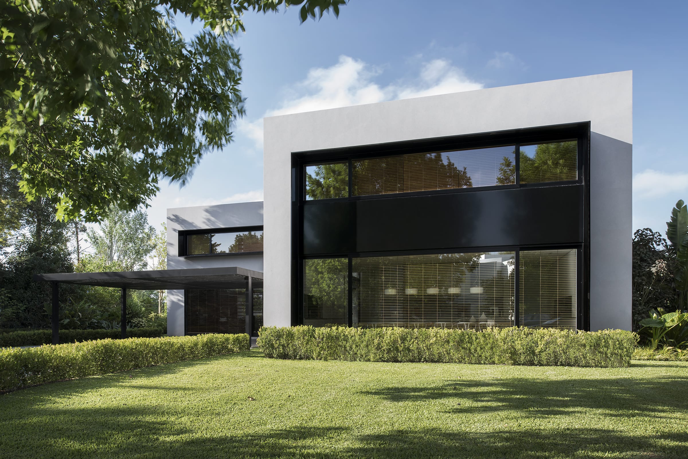 Grandes ventanales funden la construcción con el verde que rodea la casa