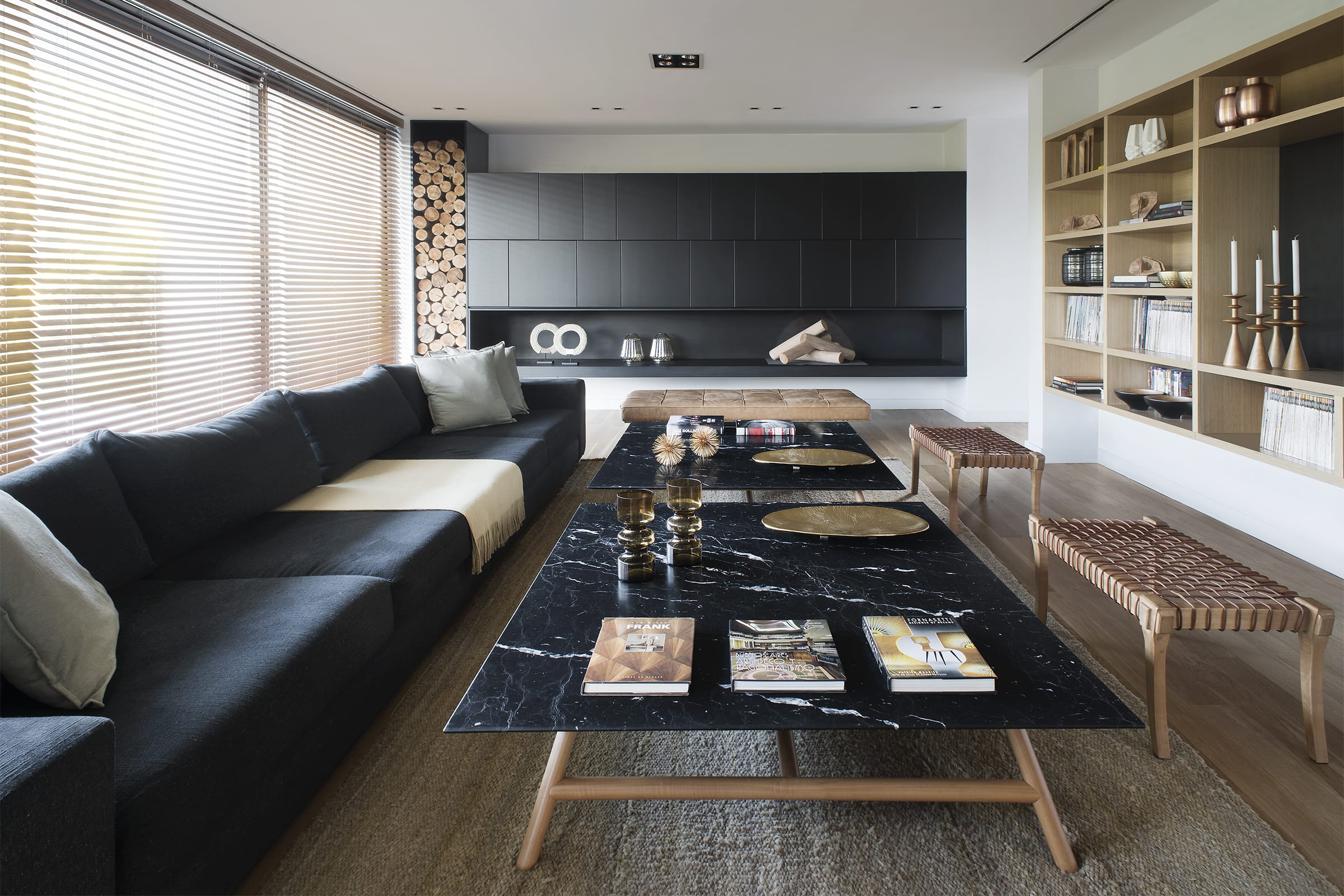 Los muebles adosados a la pared, sofá y mesas bajas son de diseño del Estudio especialmente para la casa.