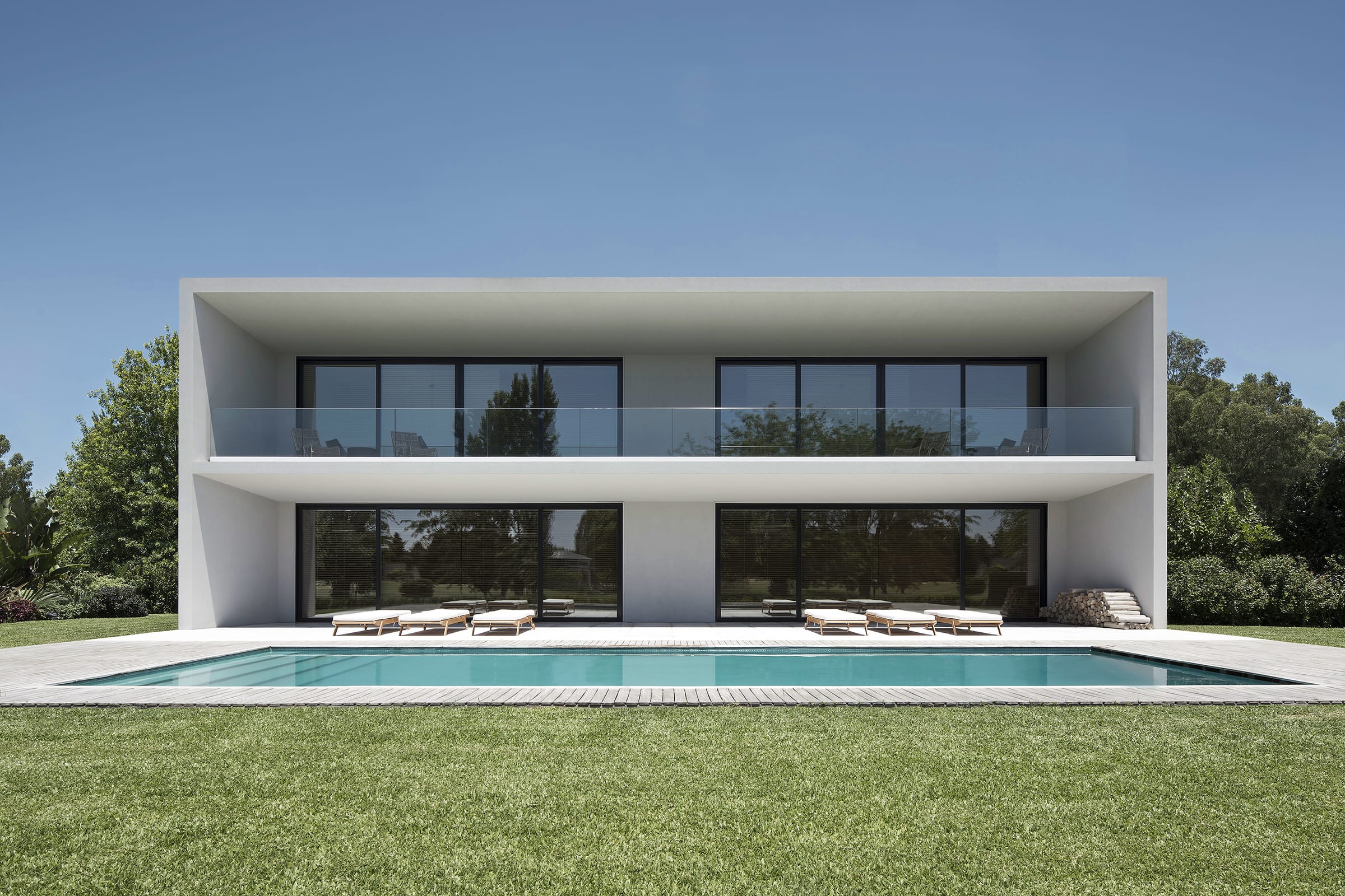 En el contrafrente, una galería corrida y sin columnas vincula el espacio social con la piscina y el jardín.