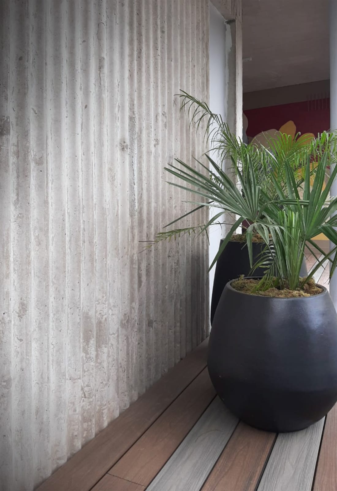El piso exterior resistente es una combinación de Deck Fusion de Patagonia Flooring.