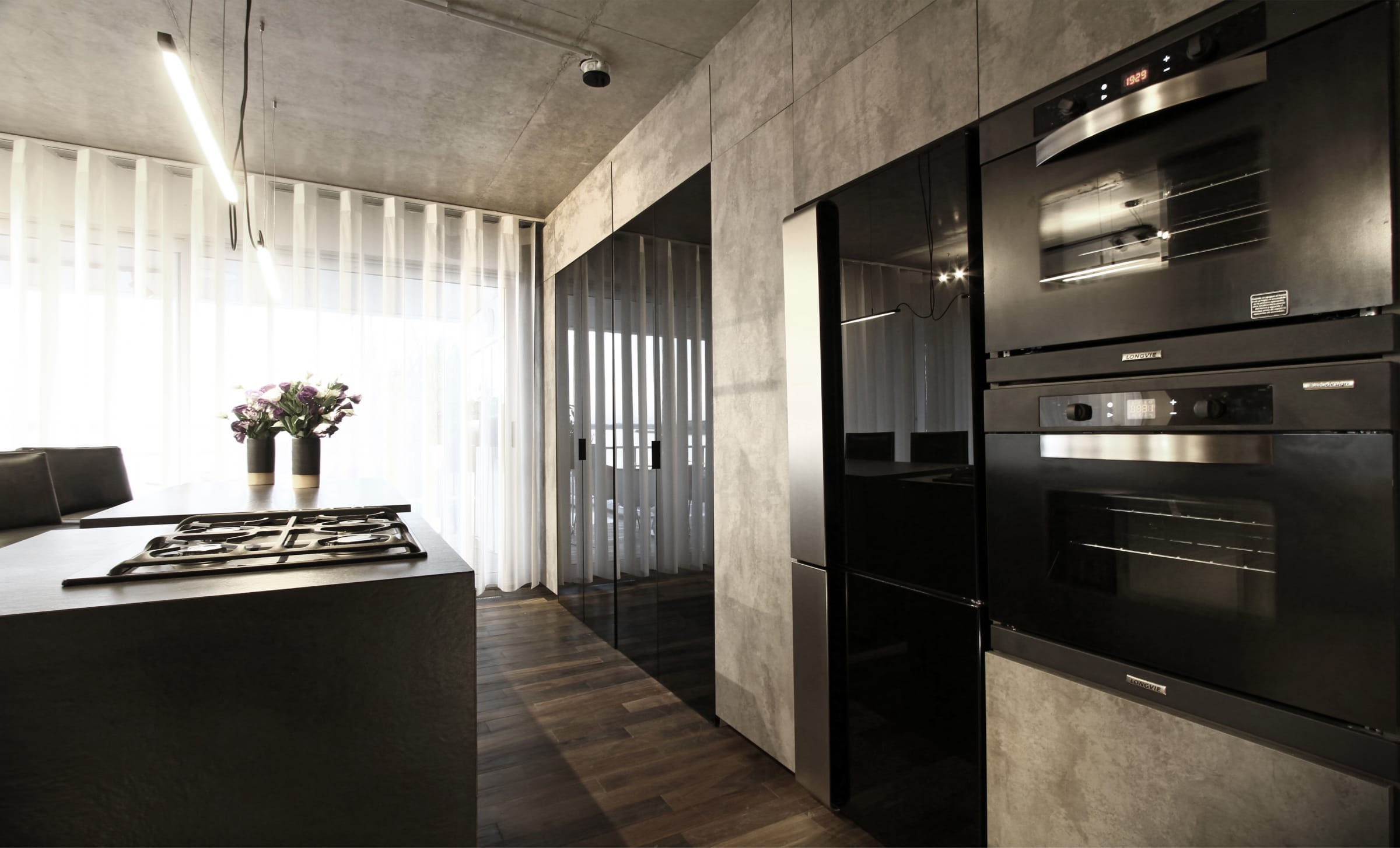 Para la cocina integrada la elección de equipamiento de buen diseño fue fundamental: Horno y anafe a gas (Longvie) y refrigerador y lavavajillas panelable (Gorenje).