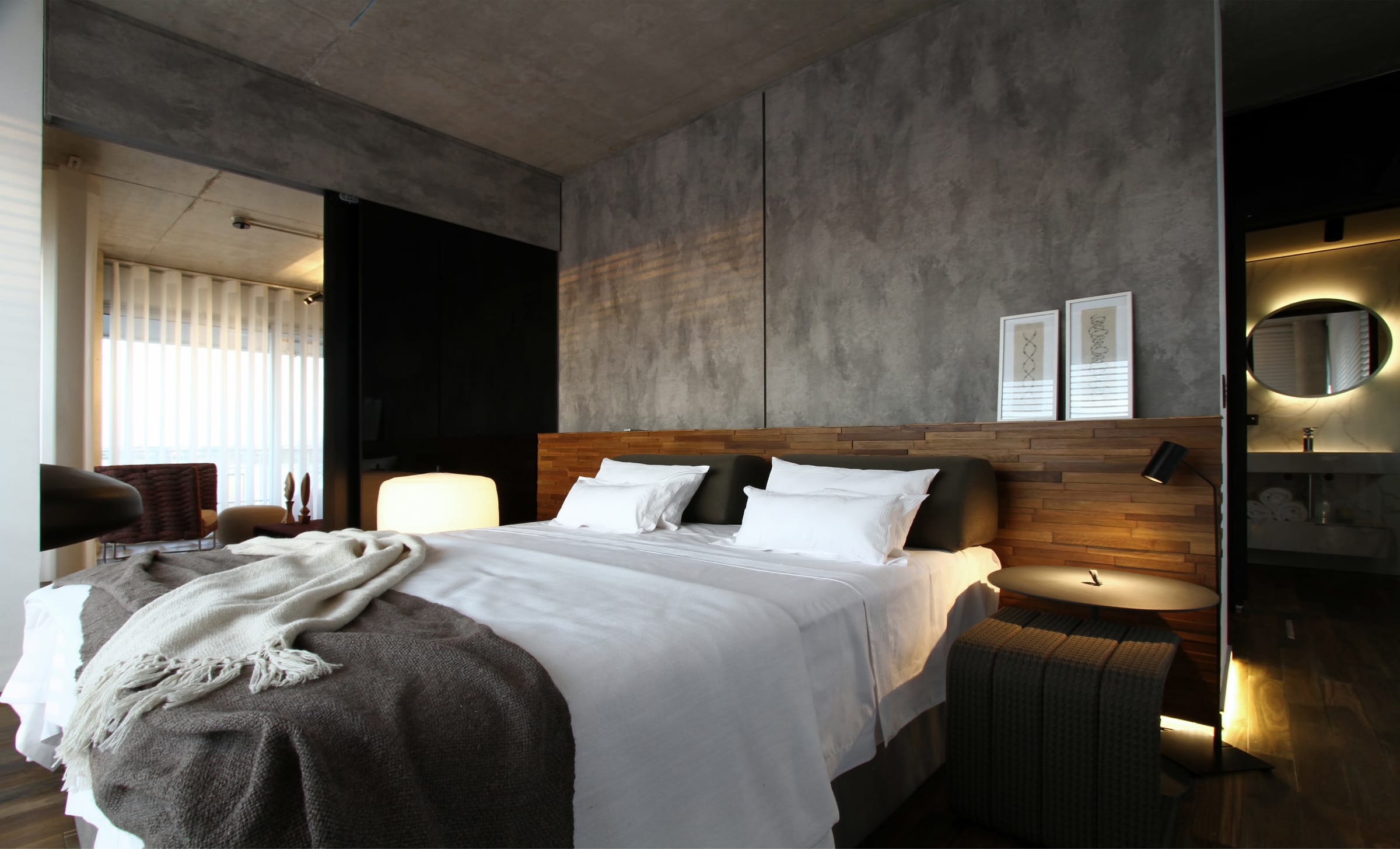 El respaldo de la cama está resuelto con revestimiento Panel 3D Roble (Patagonia Flooring). El piso multiestrato de Palo Santo (Patagonia Flooring) integra el dormitorio y el antebaño, sutilmente iluminado con tiras led línea Lumiere (Atrim).