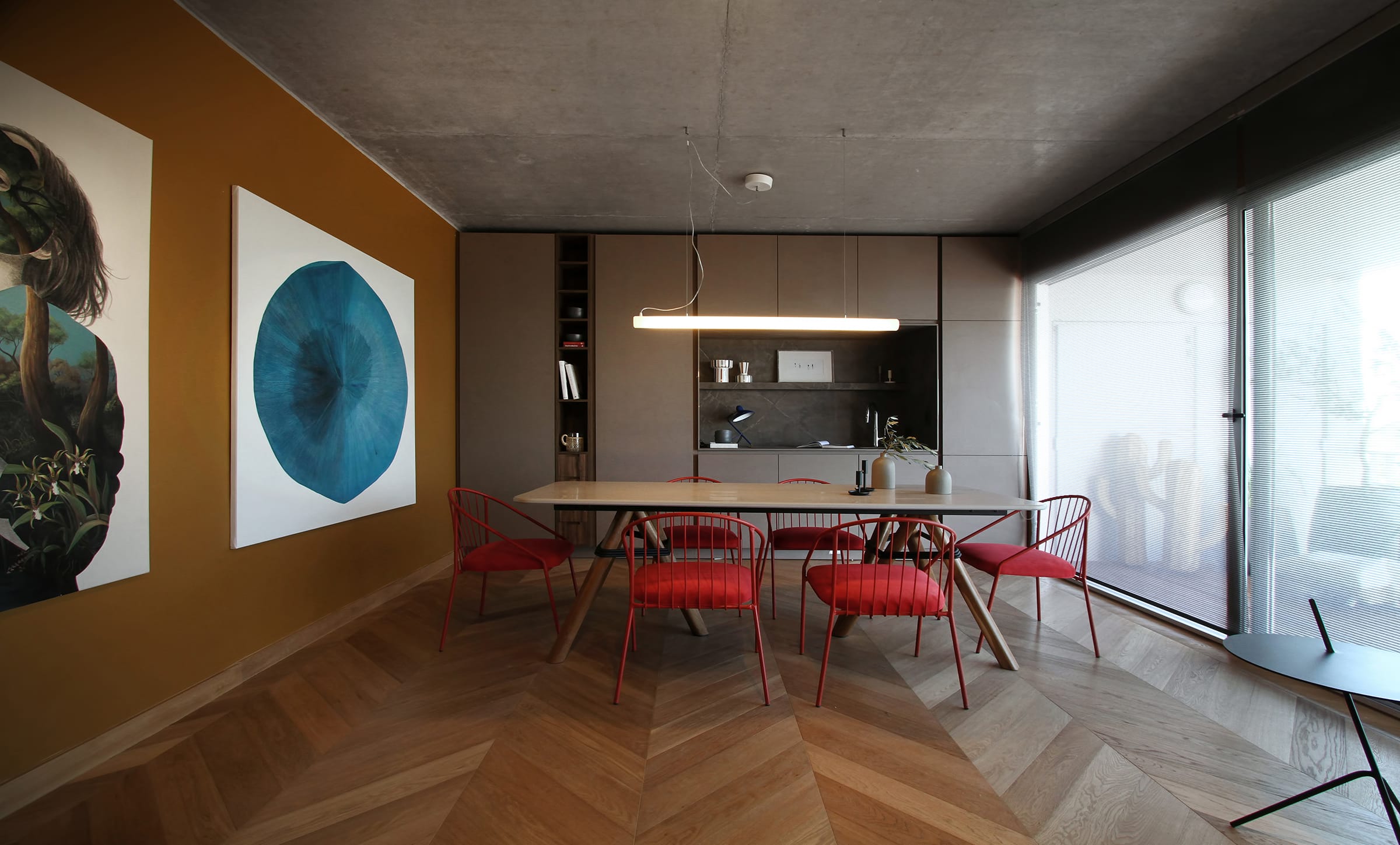 Por sus medidas reducidas, el estar debía adaptarse a distintas actividades. Un mueble resuelve cocina, cava y guardado (Faplac, modelo Tribal - línea Étnica - y modelo Nogal Terracota - Línea Nature).