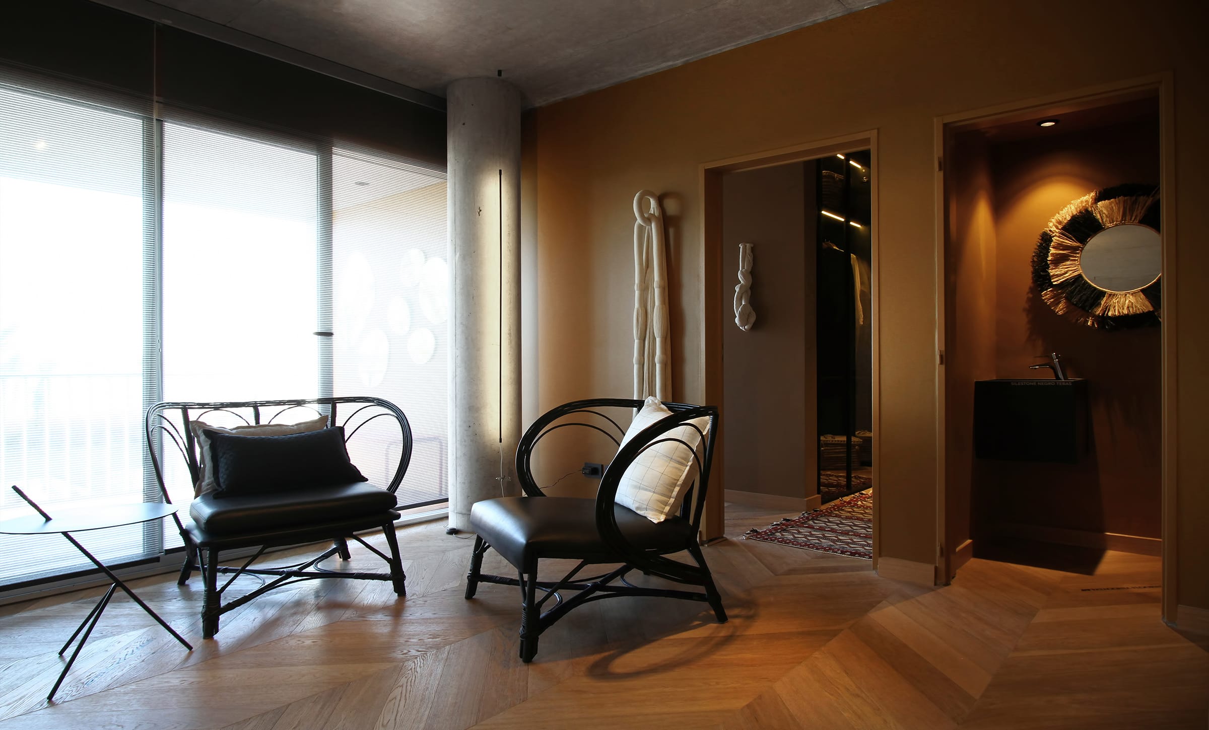 Los sillones Sauce de ratán en negro (Colección Aldacour) son ideales para el estar interior y también para la terraza.