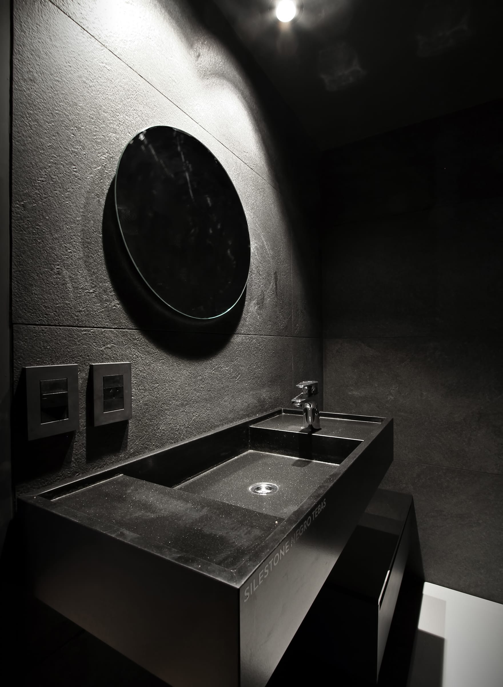 En el baño principal el negro es protagonista con el revestimiento Rocca Black Out (Vite Porcellanato) y la grifería Atlas para lavatorio de caño bajo (Roca).