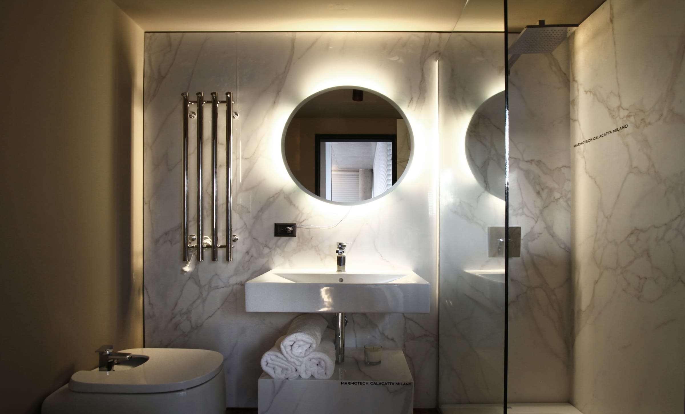 La experiencia de un Spa en el baño de la unidad diseñada por Gallego y Martos, con toalleros eléctricos de acero inoxidable Atrim.