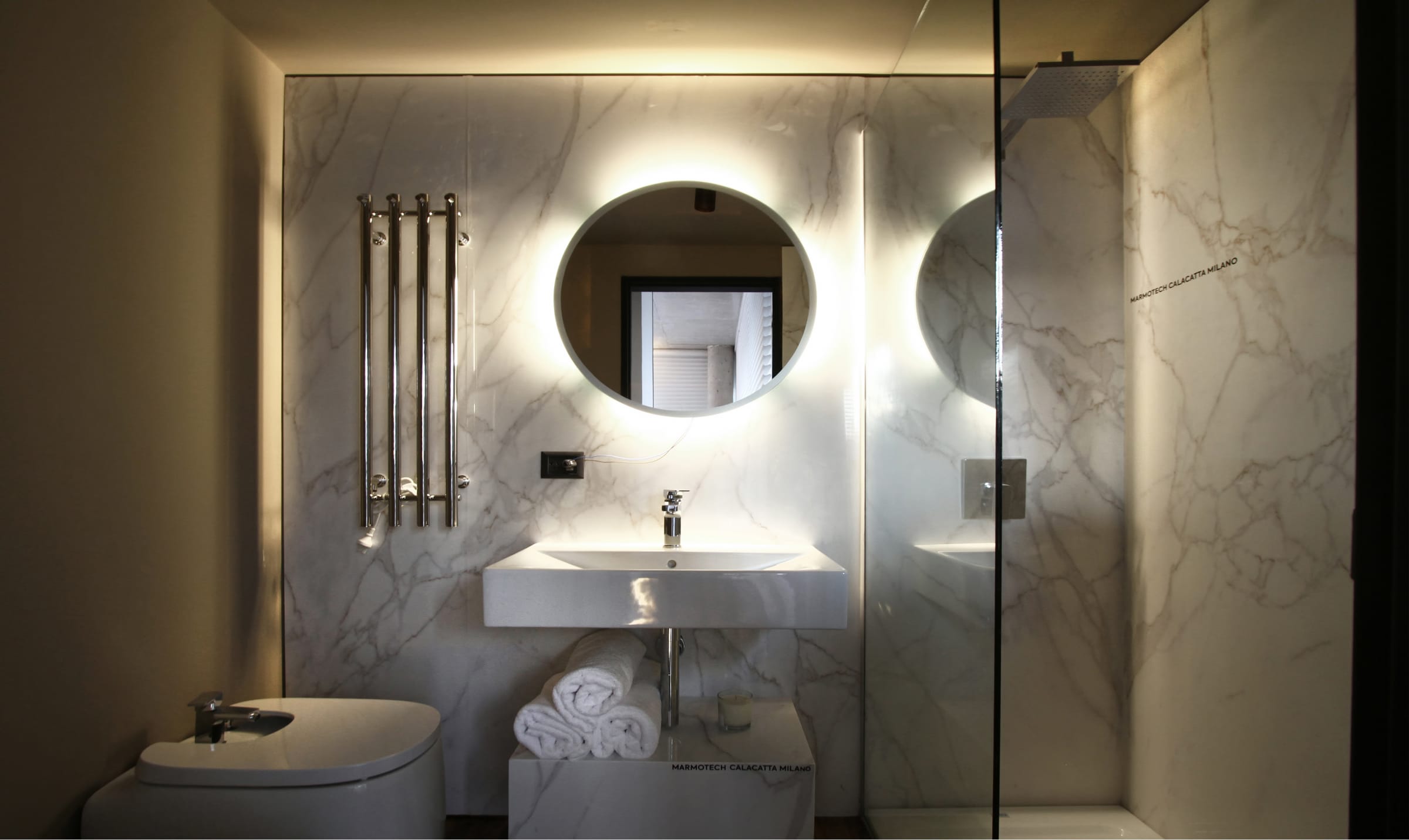 En el baño principal se destaca el revestimiento Marmotech Calacata Milano (Canteras del Mundo). Los artefactos son de la línea Beyond y la bacha Diverta 750 (Roca).
