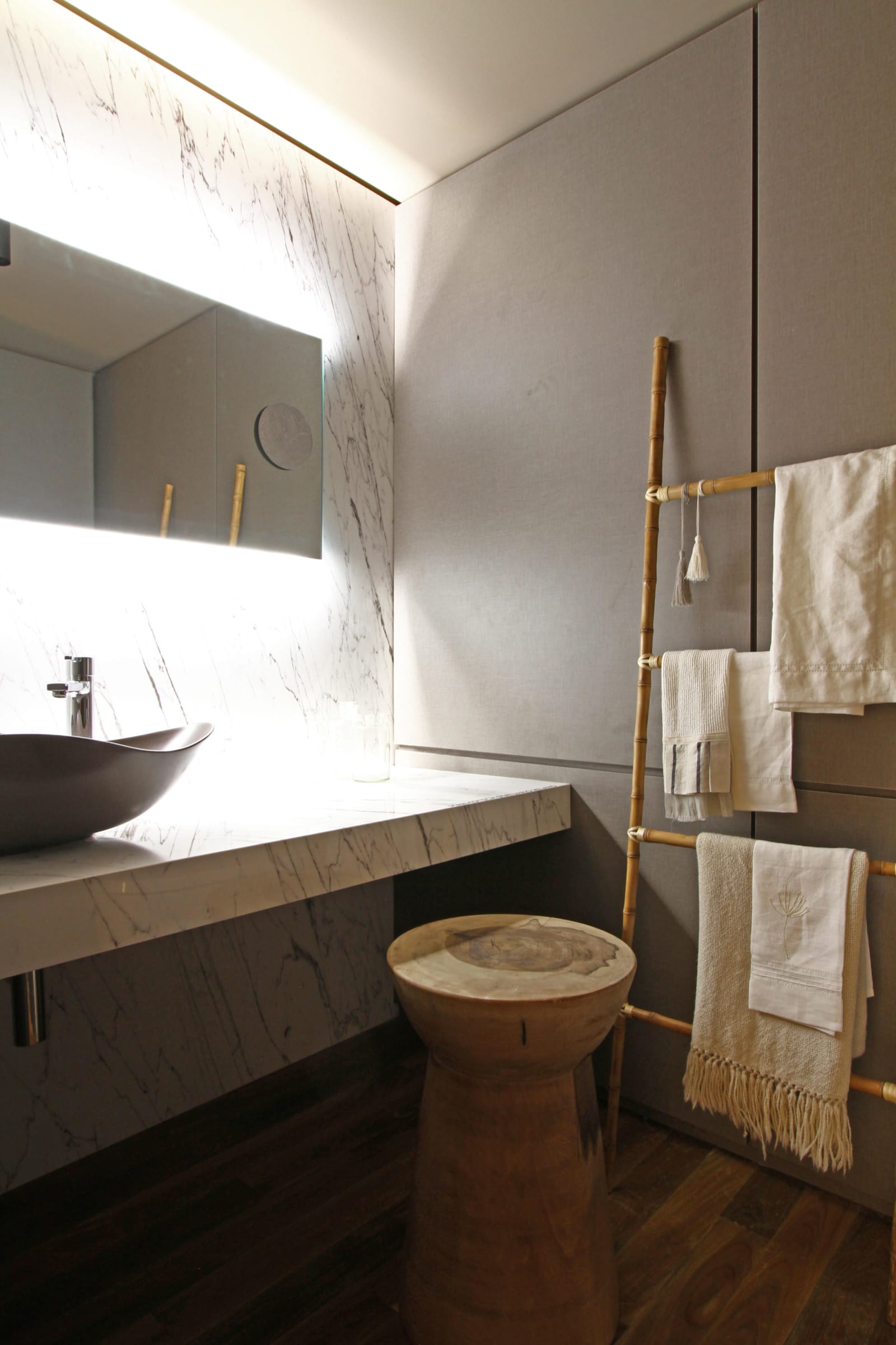 Toilette con mesada Marmotech Estuario Milano,  Bacha Ruy Ohtake 540, color café y griferia Naia (Roca).