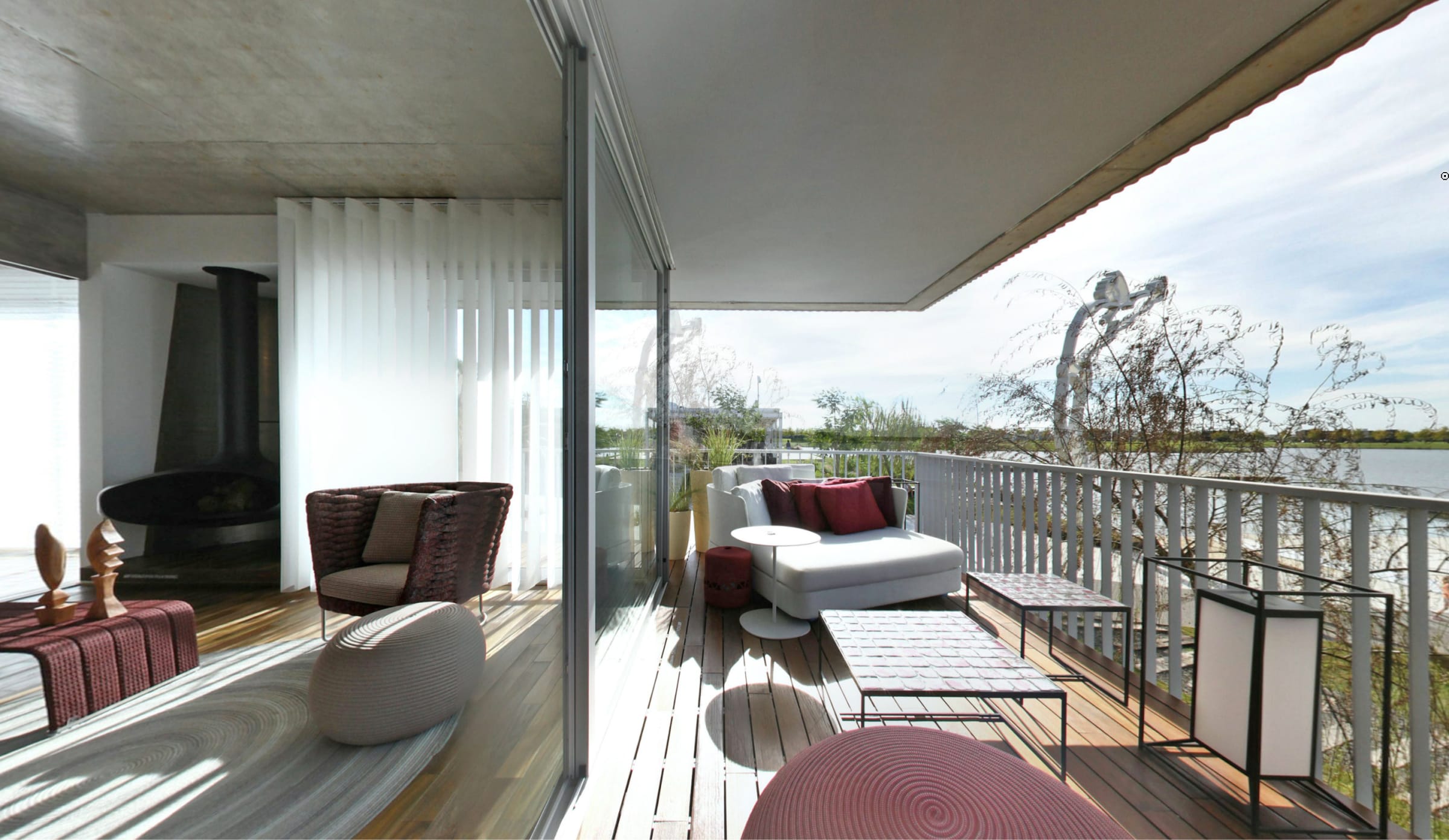 En el balcón aterrazado con vistas a la laguna de Puertos se destacan los muebles de autor de Paola Lenti.