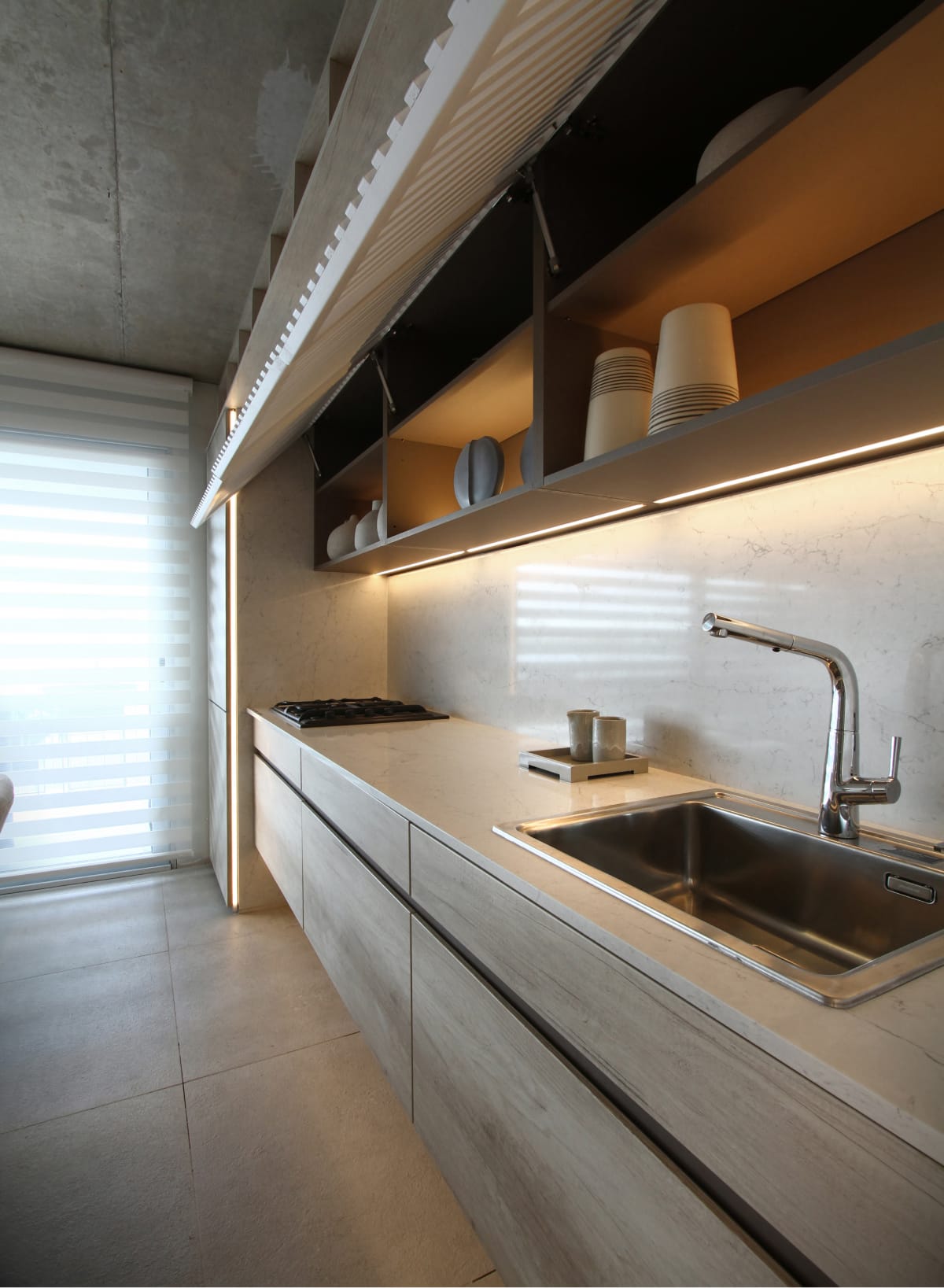 En la cocina se destaca la mesada Silestone Eternal Pearl Jasmin (Canteras del Mundo), con la pileta Q55 (Johnson Acero) y el anafe modelo A6600GF (Longvie).