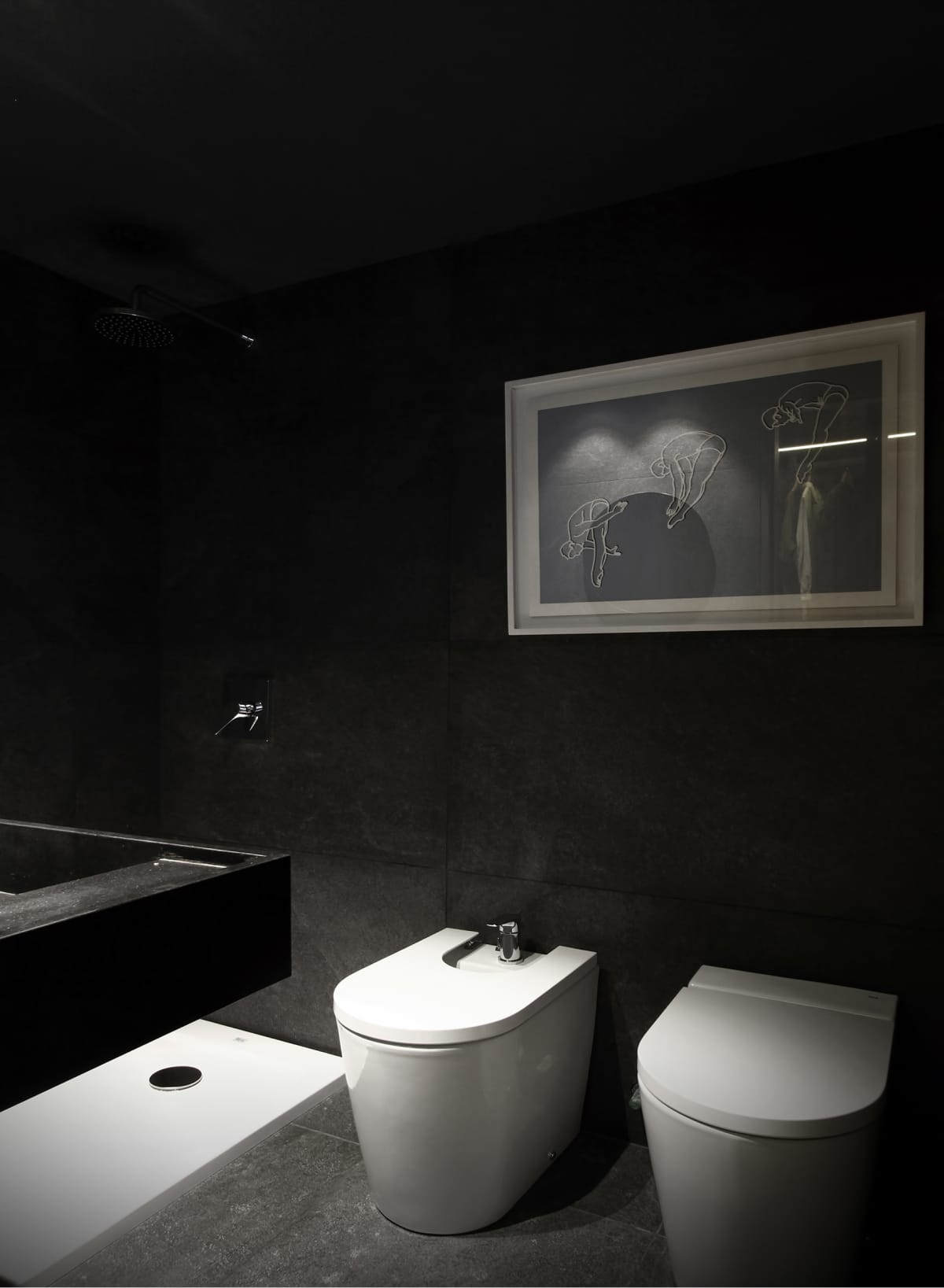 En el baño principal se destaca el revestimiento Marmotech Calacata Milano (Canteras del Mundo). Los artefactos son de la línea Beyond y la bacha Diverta 750 (Roca).