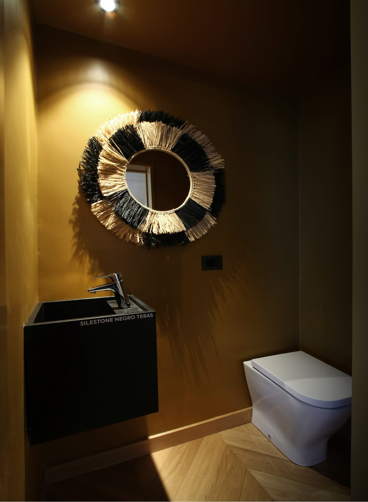 Pileta con mesada integrada negro absoluto (Canteras del Mundo, Silestone Negro Tebas Suede). El material es resistente a manchas y posee un tratamiento especial en la superficie que facilita la limpieza y mantiene el brillo.