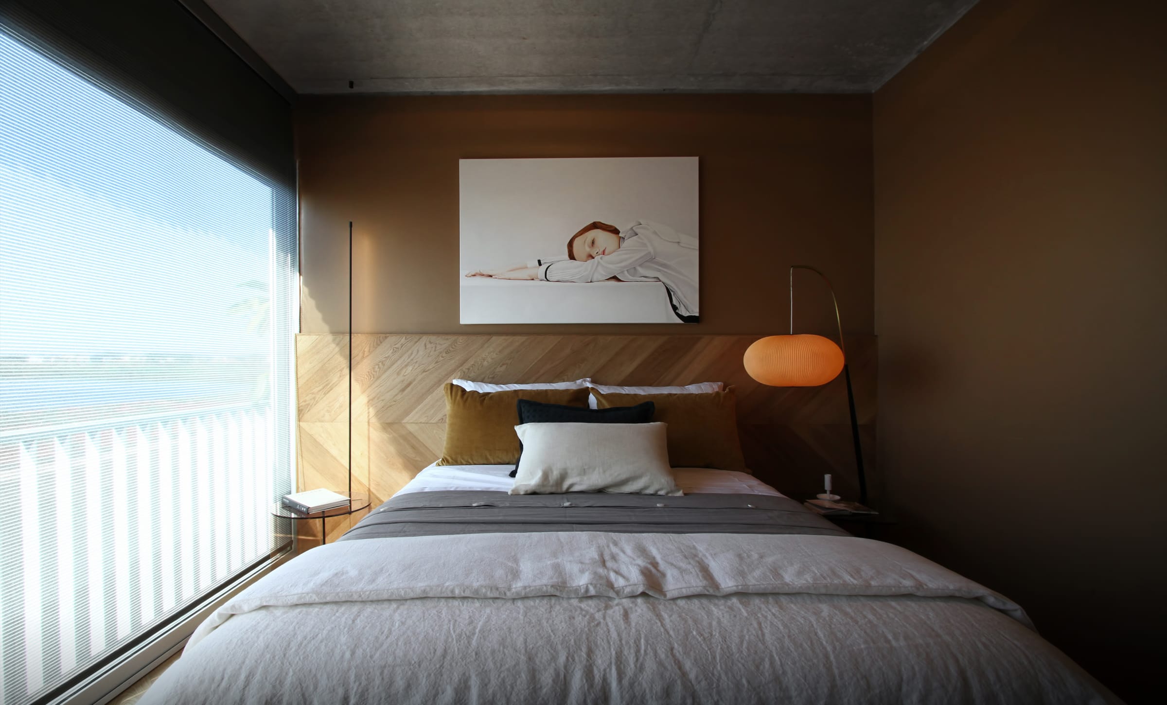 El tono cálido de la pared (Crème Brûlée, ALBA) y los revestimientos de madera de roble americano natural (Patagonia Flooring) crean un clima acogedor.