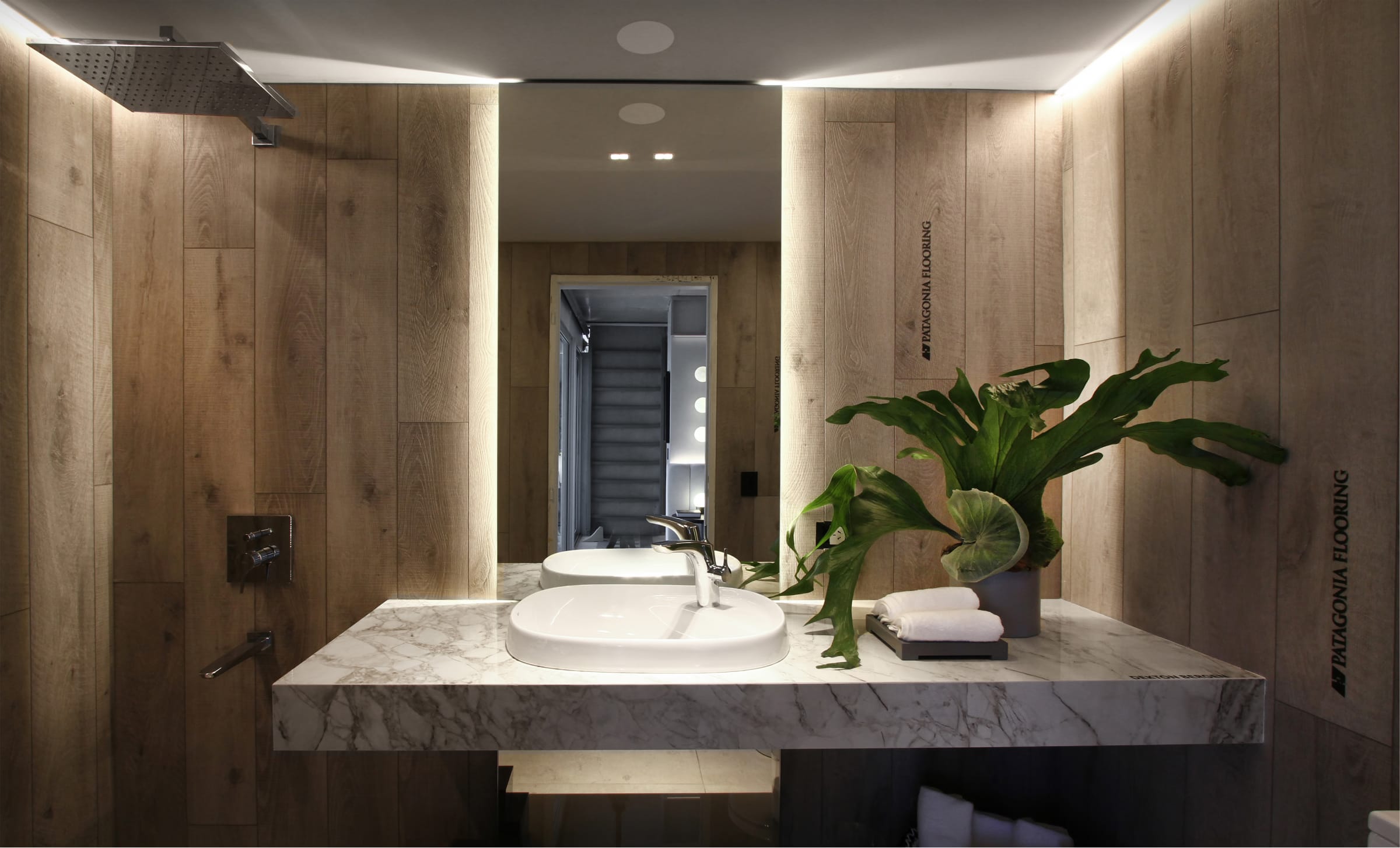 El revestimiento de madera resistente a la humedad, hasta en la ducha (Patagonia Flooring, Fusion Vinilum Ash Oak).