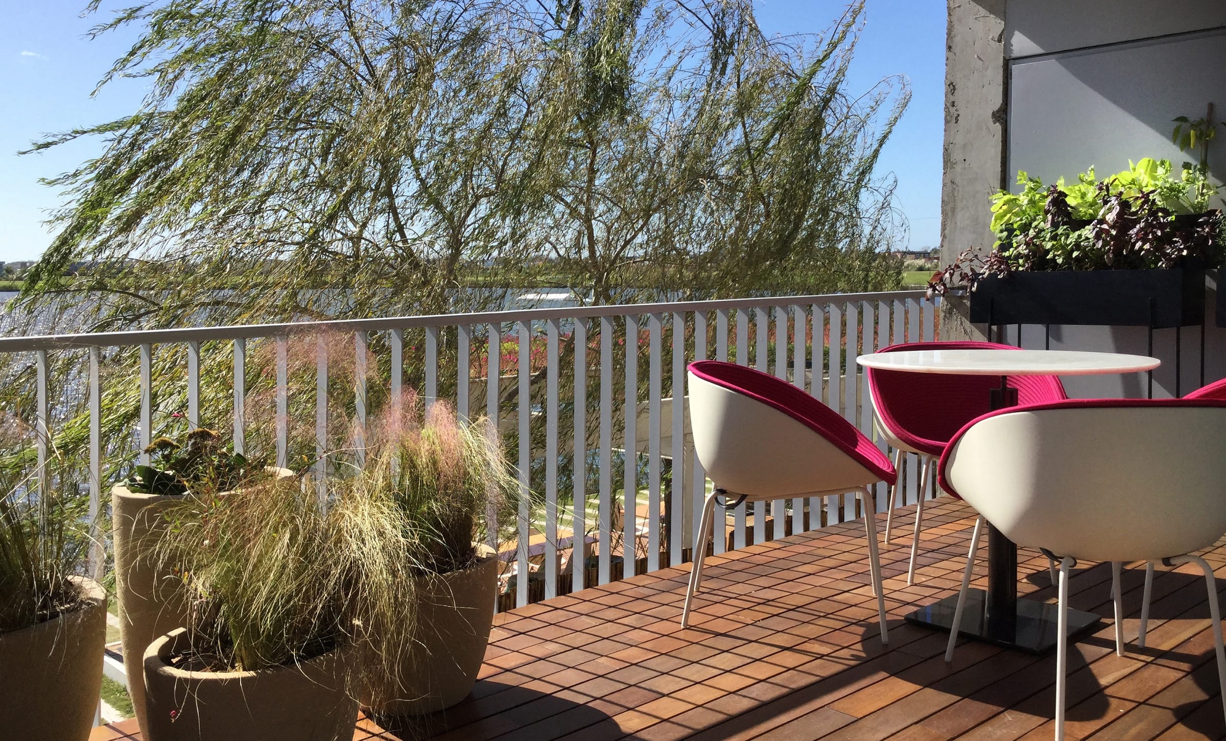 Mesa con silloncitos para disfrutar de una comida o trabajar al aire libre.