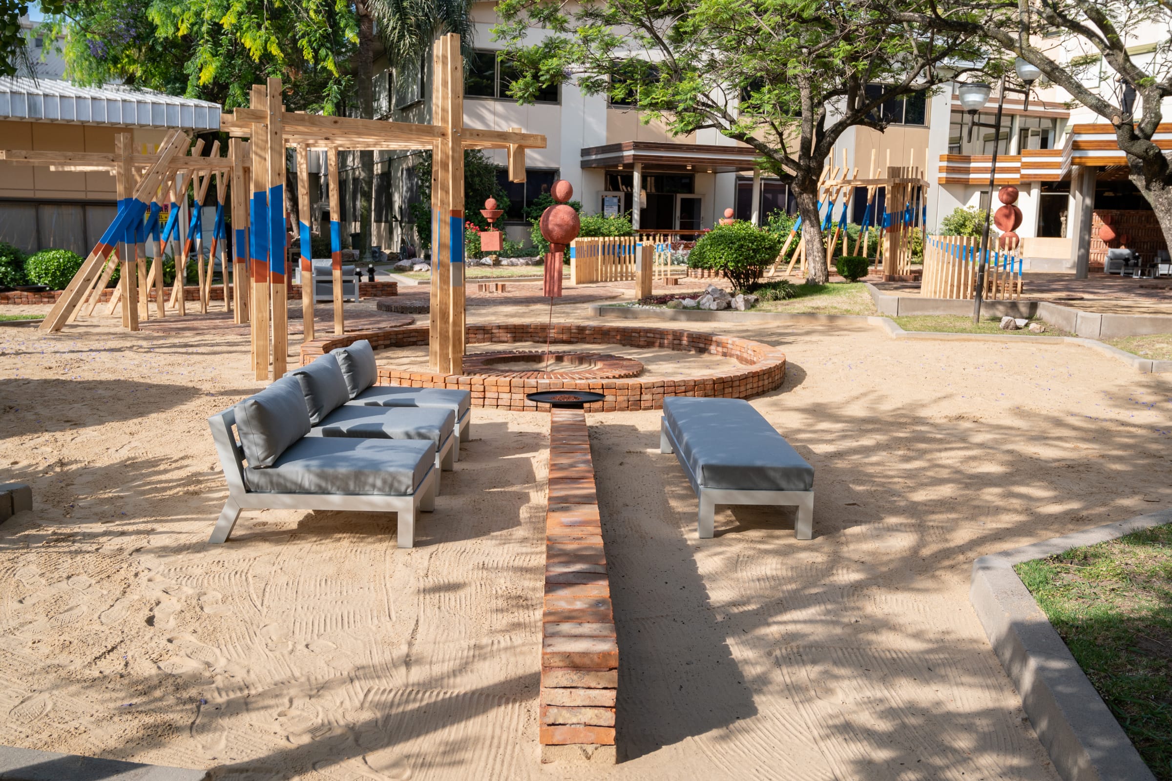 Espacio 5 Desde el jardín, Julio Oropel y Jose Luis Zacarías Otiñano. Sillones y puff, colección Cachi. Estructuras de aluminio anodizado con tapizados náuticos Sunbrella.