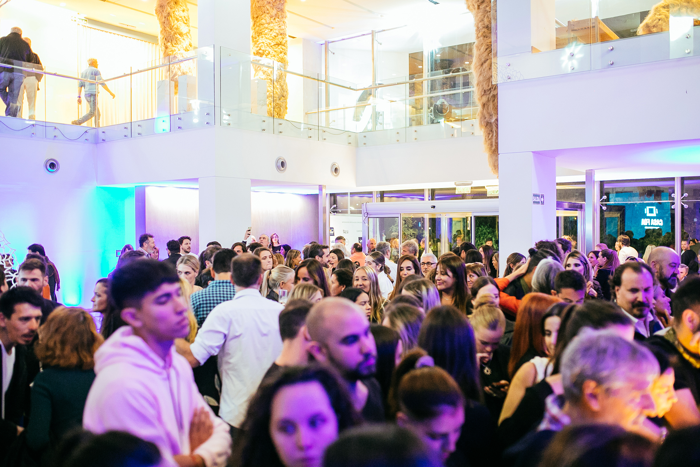 La fiesta recibió mucha gente reunida en celebración al diseño de interiores y la arquitectura